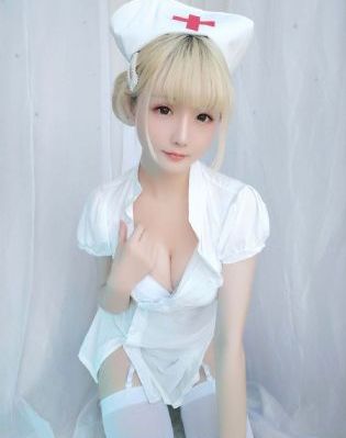 抱着娇妻被粗大陌生人玩3p